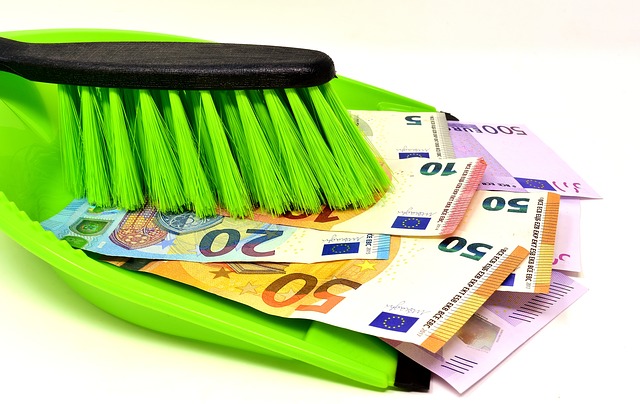 bankovky na lopatce.jpg