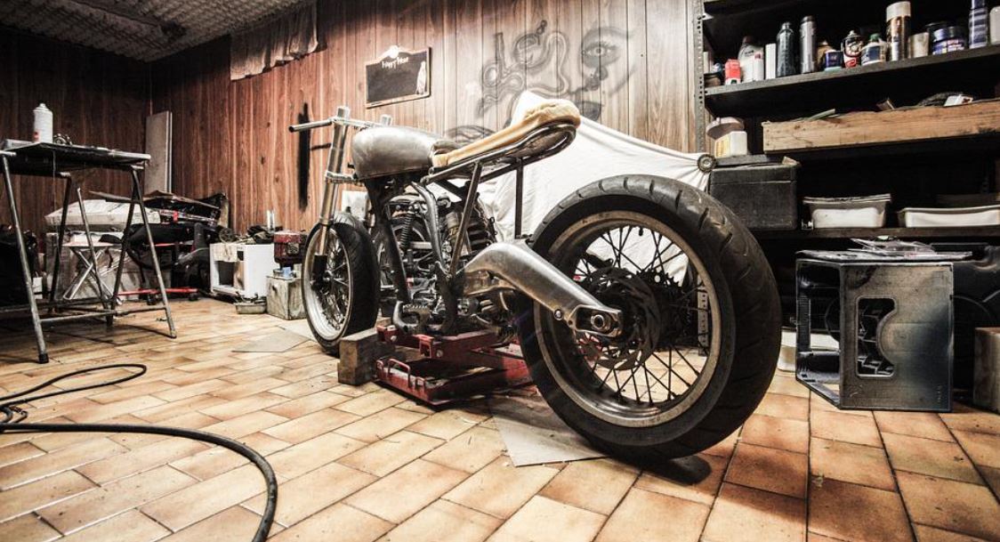 motorka v garáži