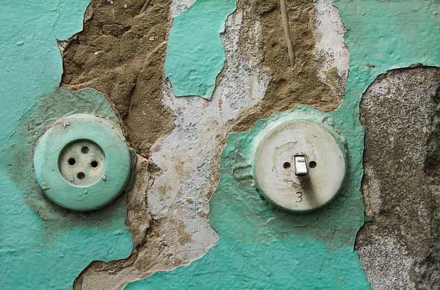 stará zásuvka a vypínač