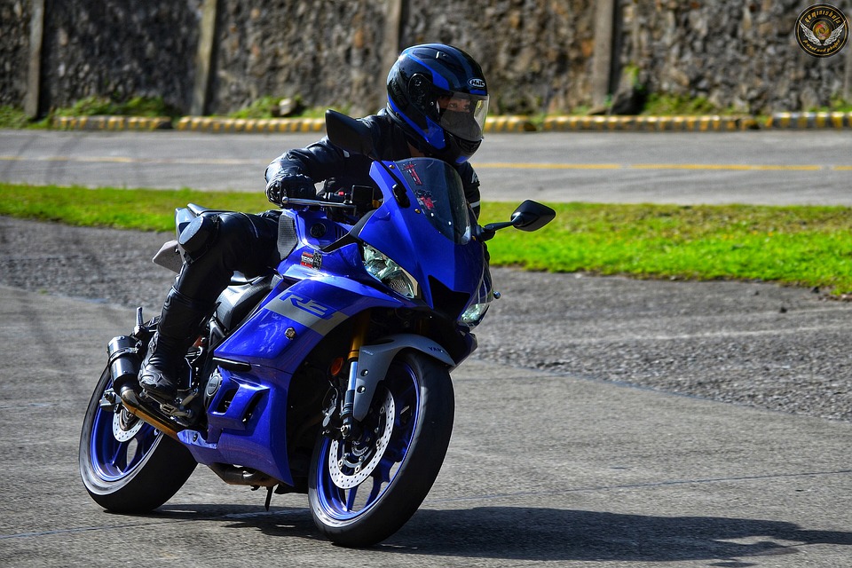 Můj kamarád přemýšlí o motorce. 